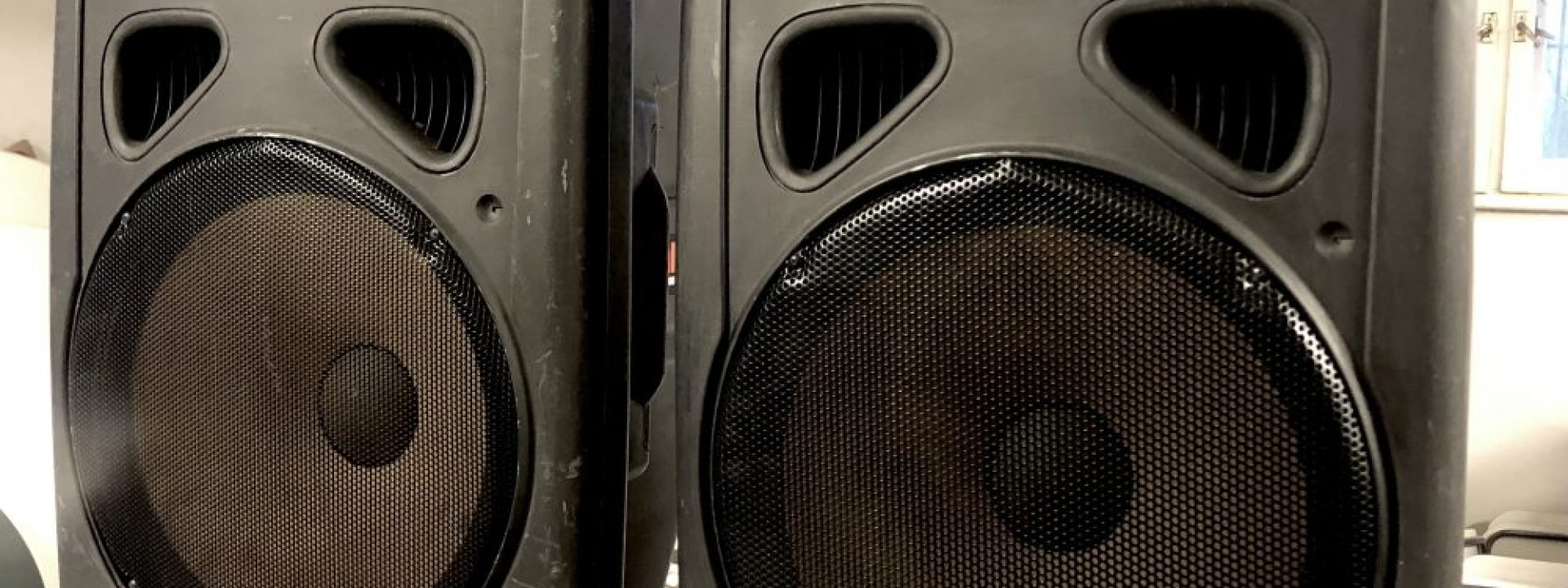 Озвучителна уредба JBL 2 × 800 W с пулт и стойки